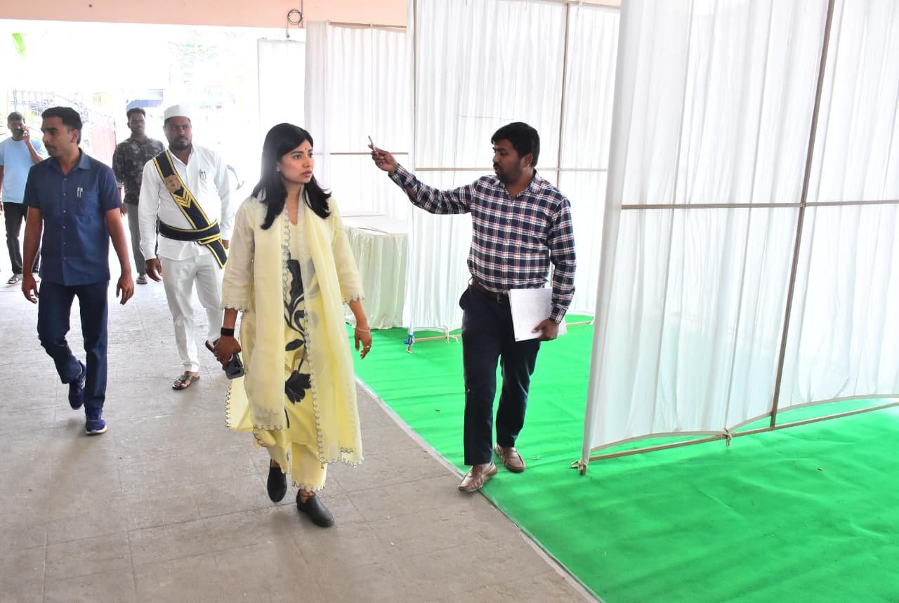 నామినేషన్ల స్వీకరణ కేంద్రాల్లో అన్ని ఏర్పాట్లు పూర్తి చేయాలి  సిరిసిల్ల మున్సిపల్ కార్యాలయాన్ని సందర్శించిన ఇంచార్జి కలెక్టర్ గరిమ అగ్రవాల్